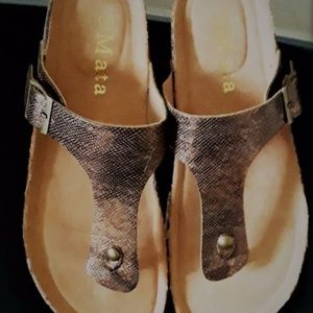 SANDALS (MY WHOLE CLOSET IS ANY 2 FOR $15  JUST BUNDLE AND SEND OFFER)